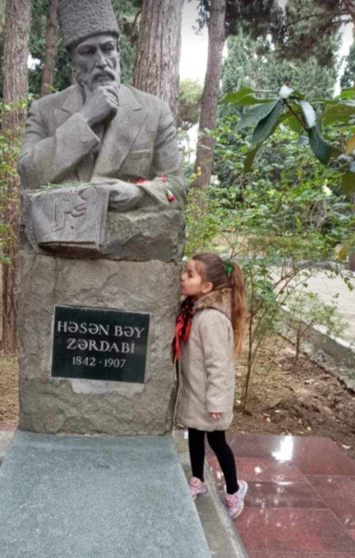 Bəylər Bəyi Bayandır Xanın qızı Burla Xatun Azərbaycan Mədəyyətinin Atası Həsən Bəy  Zərdabinin məzarında.