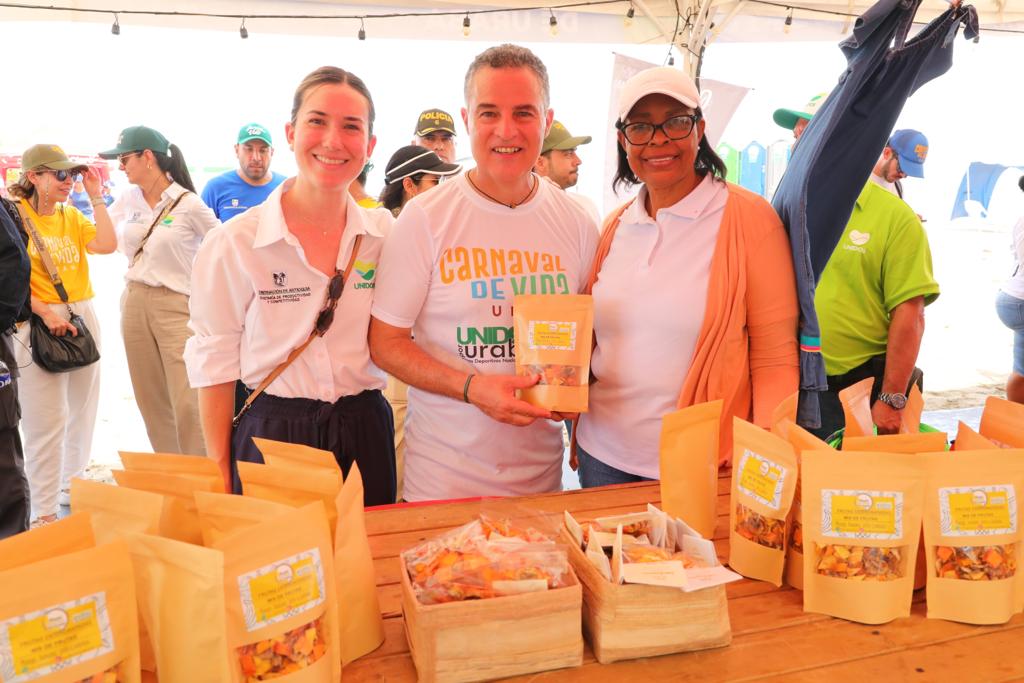 anibalgaviria's tweet photo. Nuestros artesanos y emprendedores son protagonistas del #CarnavalDeVida. Postres a base de plátano, tejidos de colores, sombreros, esculturas y vinos de todos los sabores, son algunos de los productos de esta tierra MÁGICA. TODOS invitados a esta fiesta ESPECTACULAR. https://t.co/xVe0sBCNs4
