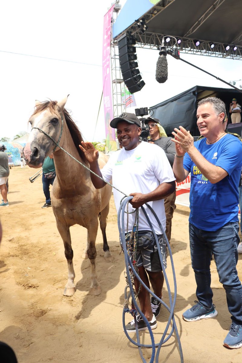 Hoy 135 caballos se jubilaron luego de largos años de trabajo forzado. Ahora tendrán una vida digna y sus antiguos dueños contarán con mejores condiciones laborales al recibir un motocarguero completamente nuevo. 🐴🧡