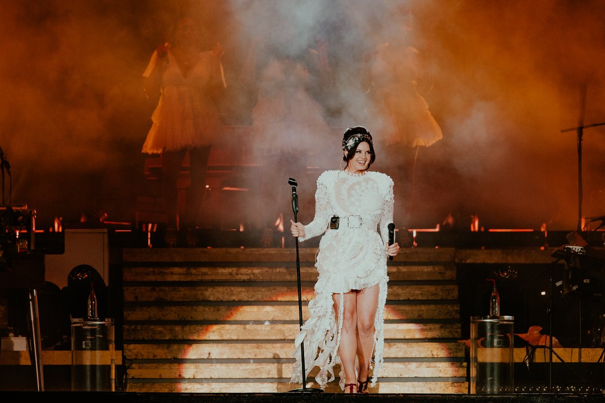 iHeartRadio's tweet photo. Can we get a little commotion for #LanaDelRey at #FEQ ❤️💫

📸: Rachel Kaplan https://t.co/wXXRMRnnqK