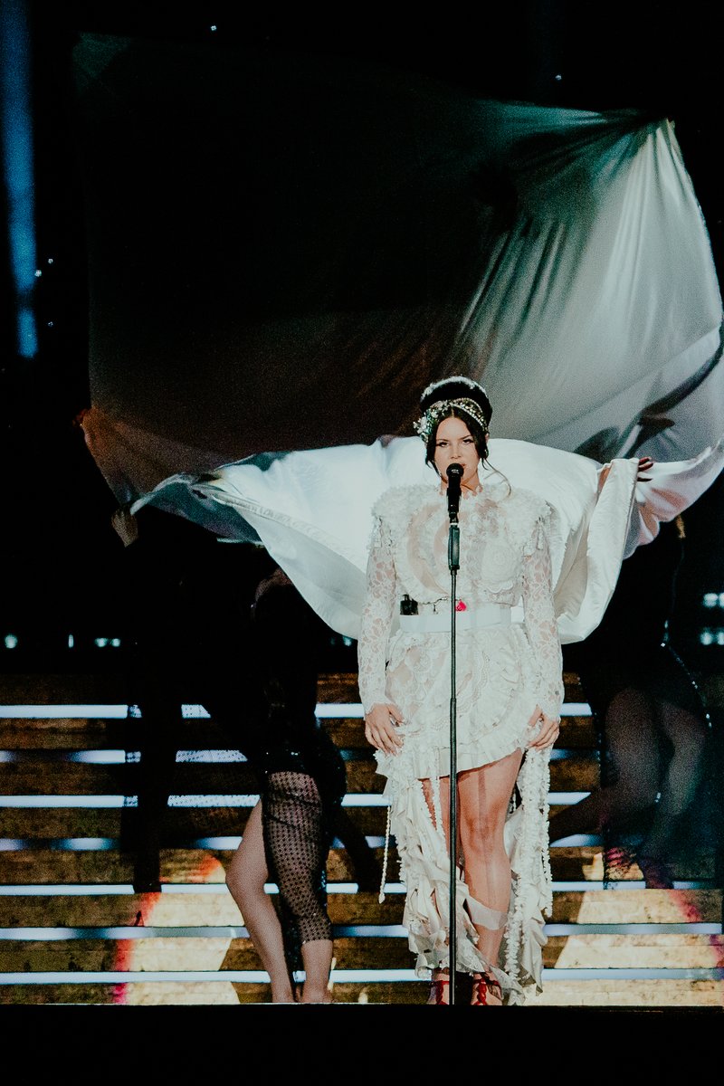 iHeartRadio's tweet photo. Can we get a little commotion for #LanaDelRey at #FEQ ❤️💫

📸: Rachel Kaplan https://t.co/wXXRMRnnqK