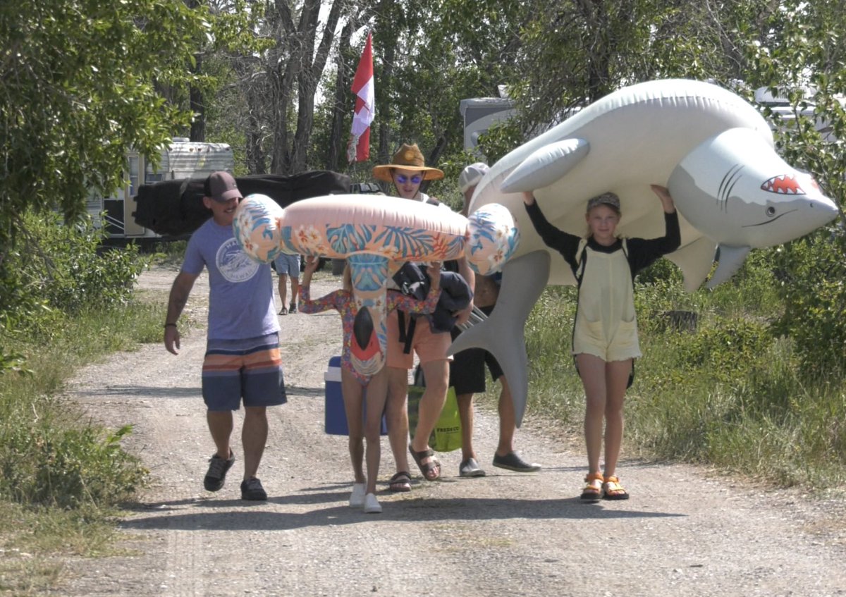 SeanMarks505's tweet photo. The 2023 South Country Fair starts tonight and festival-goers are already flooding the site. It will also be the last year held at the Fort Macleod location, moving to new spot in 2024. Tune into @CTVLethbridge @ 5:00 for all the details! #CTVLethbridge #SouthCountryFair https://t.co/KAu7NPPScH
