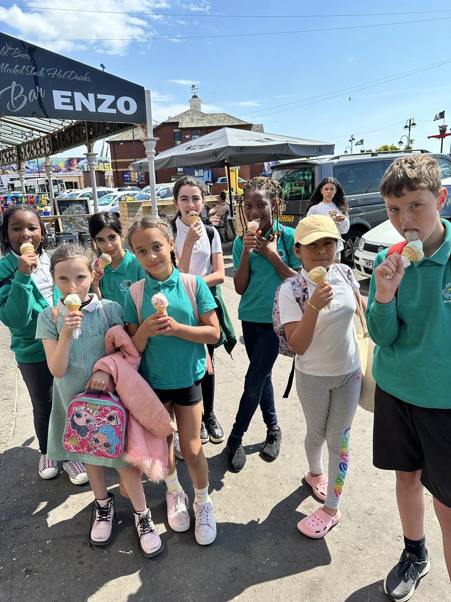 Springwood_Prm's tweet photo. What a lovely way to spend the penultimate day with year 4 and year 5 at the beach! 
Have a great summer everyone! 
#springfamily #barryisland #barrybados https://t.co/K465HFb8gc