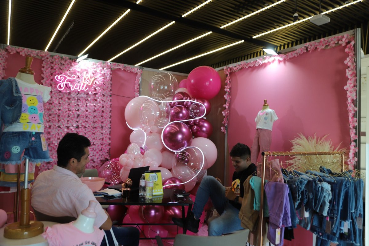 CCBucaramanga's tweet photo. Empresarios del sector moda de las Comunidades Empresariales se tomaron #ModaFest y la Feria Internacional de Moda Infantil #EIMI.👗👜👠

111 expositores, 120 compradores nacionales y 29 compradores internacionales participaron en estos espacios comerciales de gran importancia. https://t.co/JzzdA7Oo8J