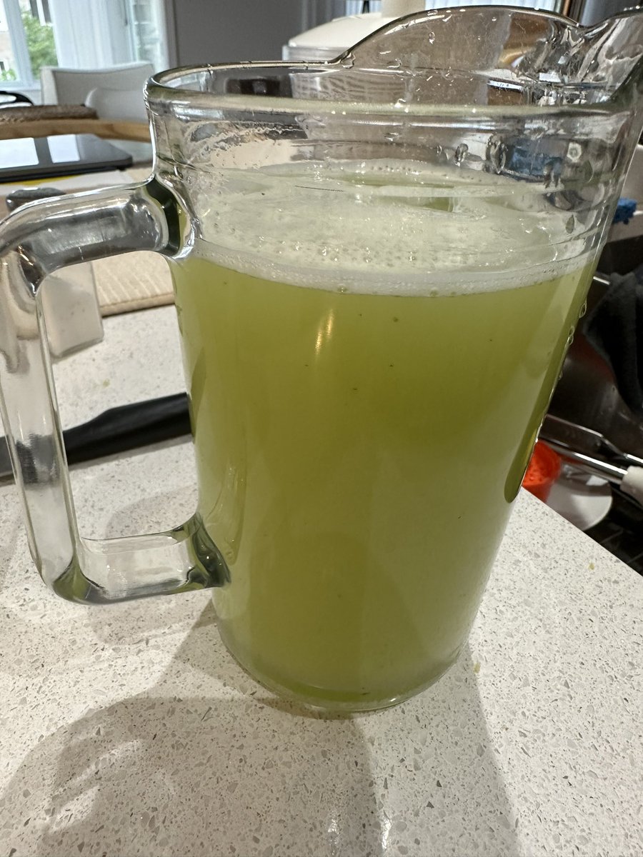 J’essaie de reproduire l’incroyable citronnade à la menthe dégustée à la maison de la France <a href="/FranceaMontreal/">La France à Montréal 🇫🇷🇪🇺</a>  lors de ma cérémonie de naturalisation. C’est du haut niveau .. mais je vais y arriver ! #cocktailvendredi #fierdetrebleu