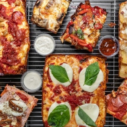 Veggie lovers, rejoice! Come explore the green side of pizza! 🌱🍕
#CitySquarePizza #VegetarianOptions #vanfoodie #vancouvereats #pizzaholic #pizza #squarepizza #foodie #vancouverfood #vancouver #bc #vancityeats #pizzalover #detroitstyle #sicilianstylepizza #detroitstylepizza