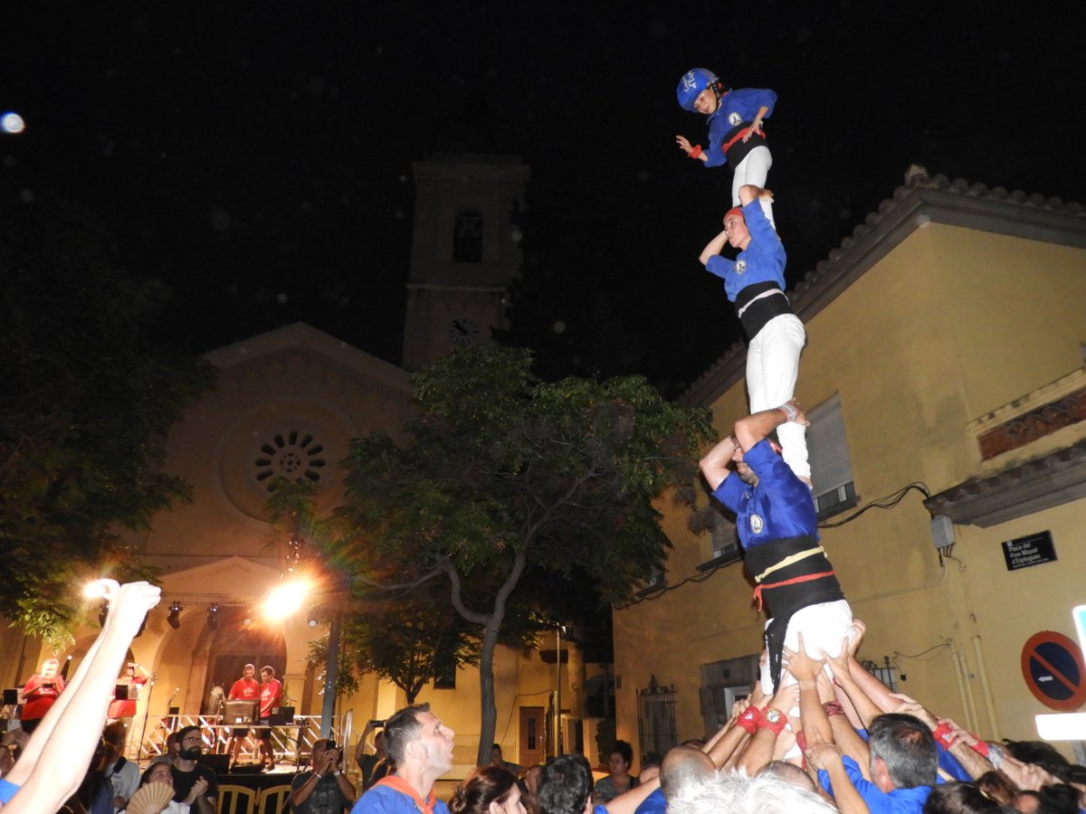 Aquest any sí! Hem tornat a fer el pilar caminant del carrer Montserrat fins a l'església!

#castellers #esplugues