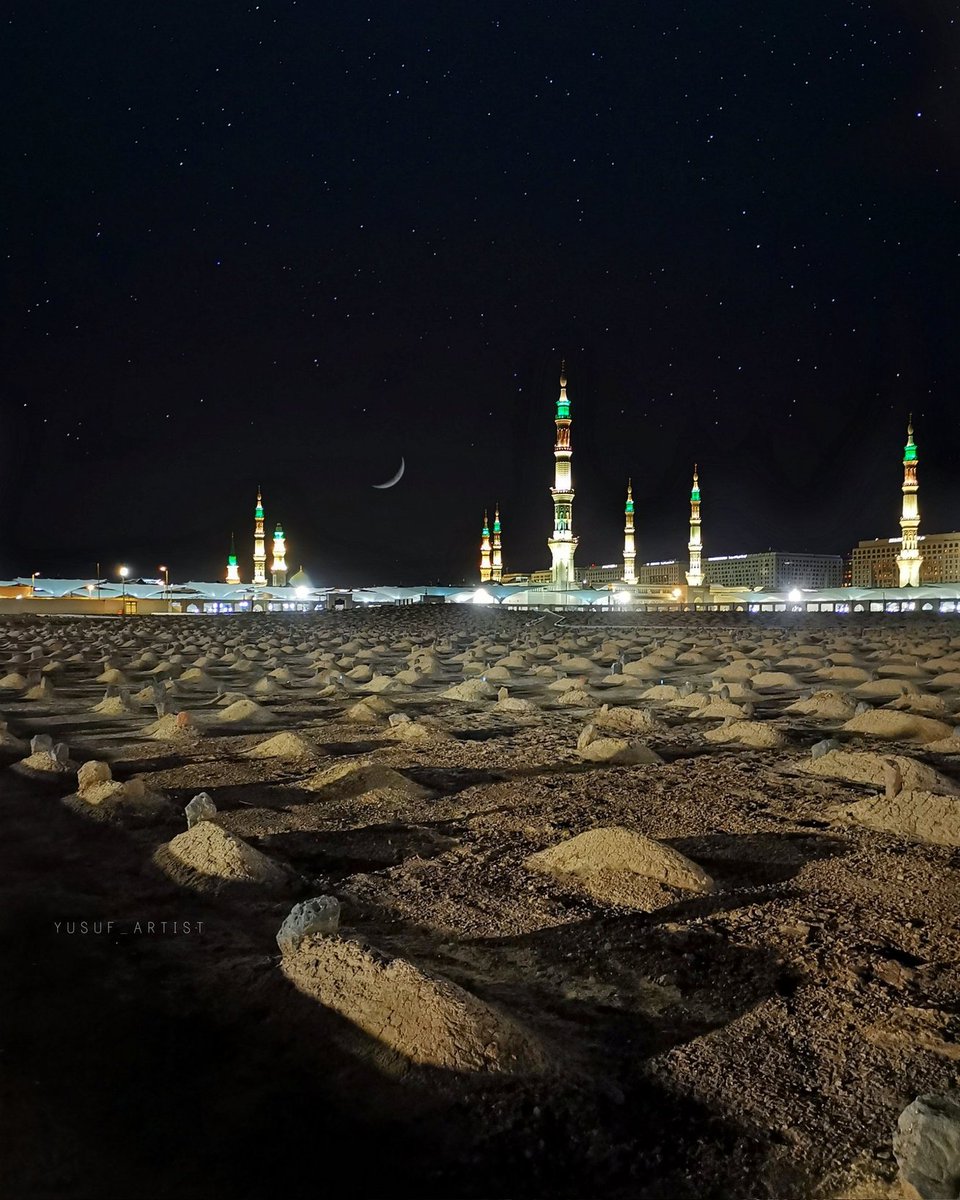 وهب لي في المدينة مستقراً
ورزقاً ثم دفناً في البقيعِ