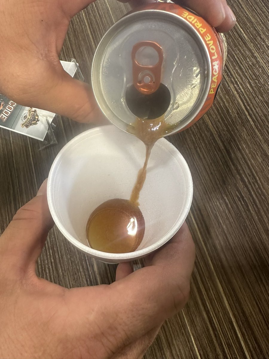 DaiBonnas's tweet photo. @PeaceTea just bought a couple cans of peace tea and this is what was in the peach one 😕 https://t.co/Eoj7BQccTB