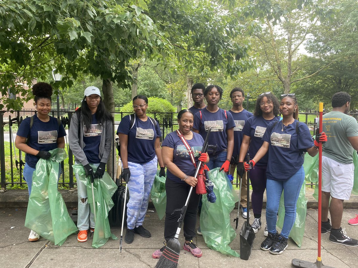 cbtsincorporate's tweet photo. So ..CBTSI joined the Sanitation Foundation’s Bronx Clean Up Series today @St. James Park
Today was a good day!
#cbtsinc #communityckeanup #sumnervibe #sanitationfoundation #fridayfun #brronxcleanup https://t.co/hskzsVKvcO