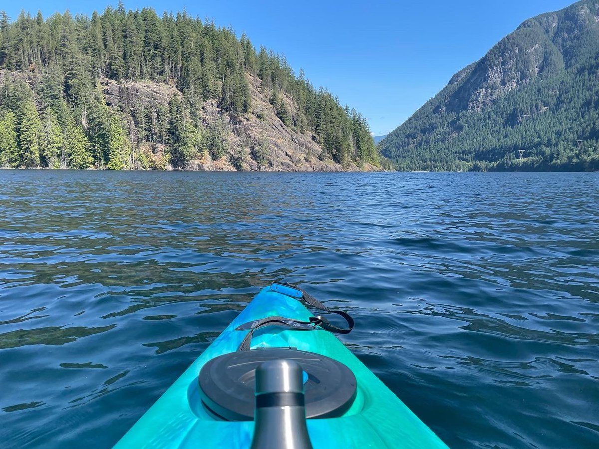 HillNikki's tweet photo. No meetings on a Friday morning? Best beast mode that kayak onto the car (by myself, baby) and hit the lake to really take advantage of that Friday half day. #vacationday #summerofkayaking #solopaddle https://t.co/rqzEuHr3vZ