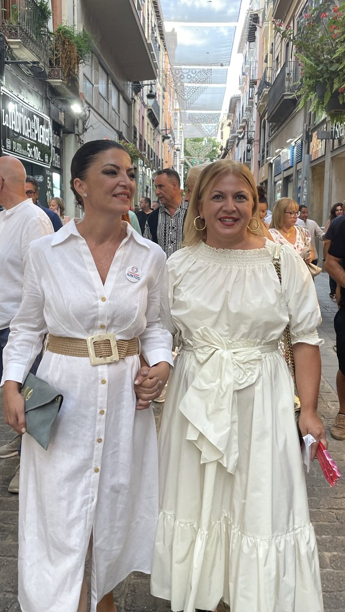 ValenciaC_J's tweet photo. ❤️💙 Nuestra candidata por
@susanapastbe, en #Granada con nuestra Presidenta @Macarena_Olona. 

¡ A por todas ! #23J #VotaCJ #CaminandoJuntas 💪🏻💪🏻 https://t.co/oAvV4Q0vvB