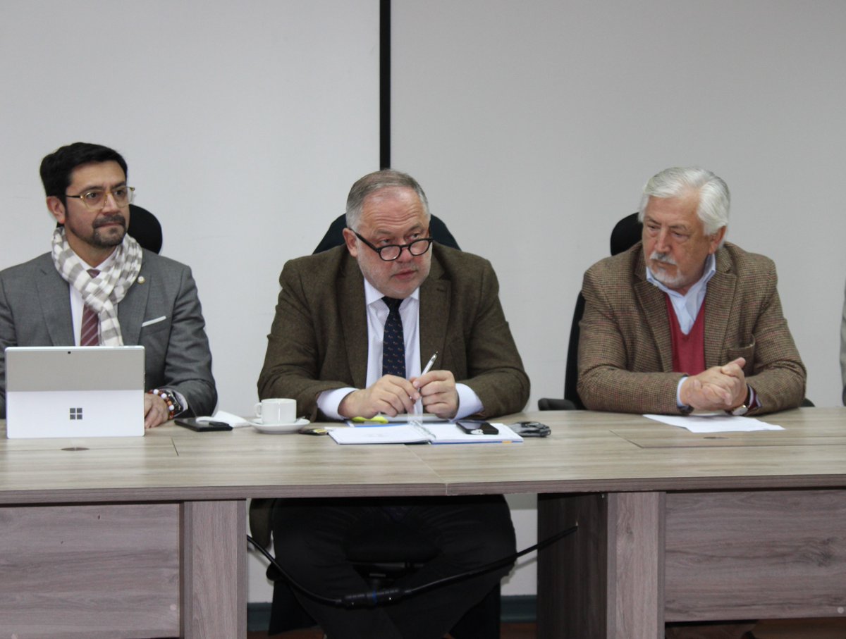 humanidadesufro's tweet photo. 📸 Este jueves se desarrolló un Consejo de Facultad Ordinario encabezado por el Decano de la FECSH, Dr. Juan Manuel Fierro, y contó con la participación del Rector de la UFRO, Dr. Eduardo Hebel Weiss el equipo de vicerrectores, de decanato y directores de la #FECSH. https://t.co/HP3HNd0ew8