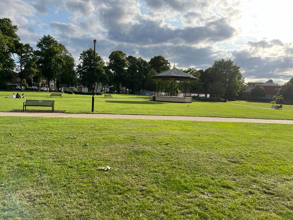 Lovely Eve. spent in #Eastleigh watching the sun go down as we prepared for this Sunday's #eastleighmela2023 festival.

Taking place this Sunday (23rd) from 11am  -6pm,  there will be 2 stages of music, activities, stalls &amp; food concessions.
visiteastleigh.co.uk/events/awca-me…