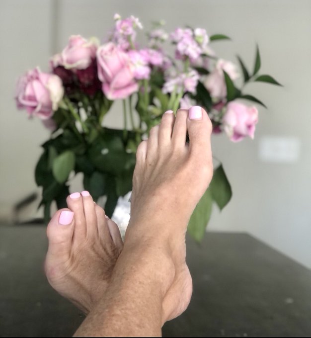 Ok here&rsquo;s one for my faithful foot guys! #FootFetishFriday https://t.co/e0eHNy4bzk<a href="/tag/footfetishfriday"class="tags">#FootFetishFriday</a>