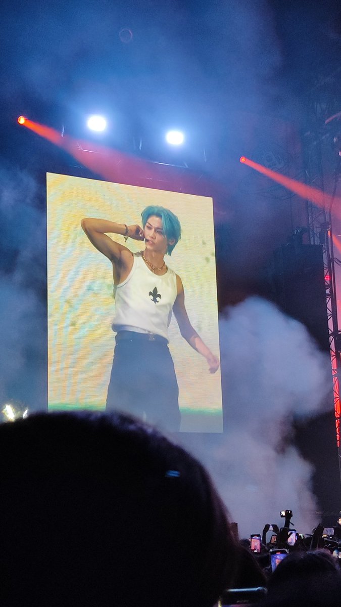 BBOKARILOOKS's tweet photo. LEE FELIX IN FCKING SLEEVELESS WTF!!!!!! https://t.co/iqzygYdEfA