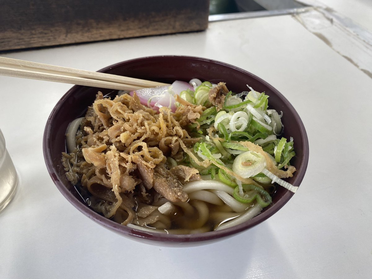 TOSS22422804's tweet photo. どーもTOSSです
例によって引き続き絶賛夏期休業中なんですけど、どうしても伝えなきゃなことがあって、
最近うちのバンドのメンバーが誕生日迎えたんですよ。で、そいつ何を思ったのかその前にSNS全部消したってんですよ。だから何かあったんじゃって思ってる方もいるでしょうけど、奴は至って元気でs https://t.co/9A4zhyo0gT
