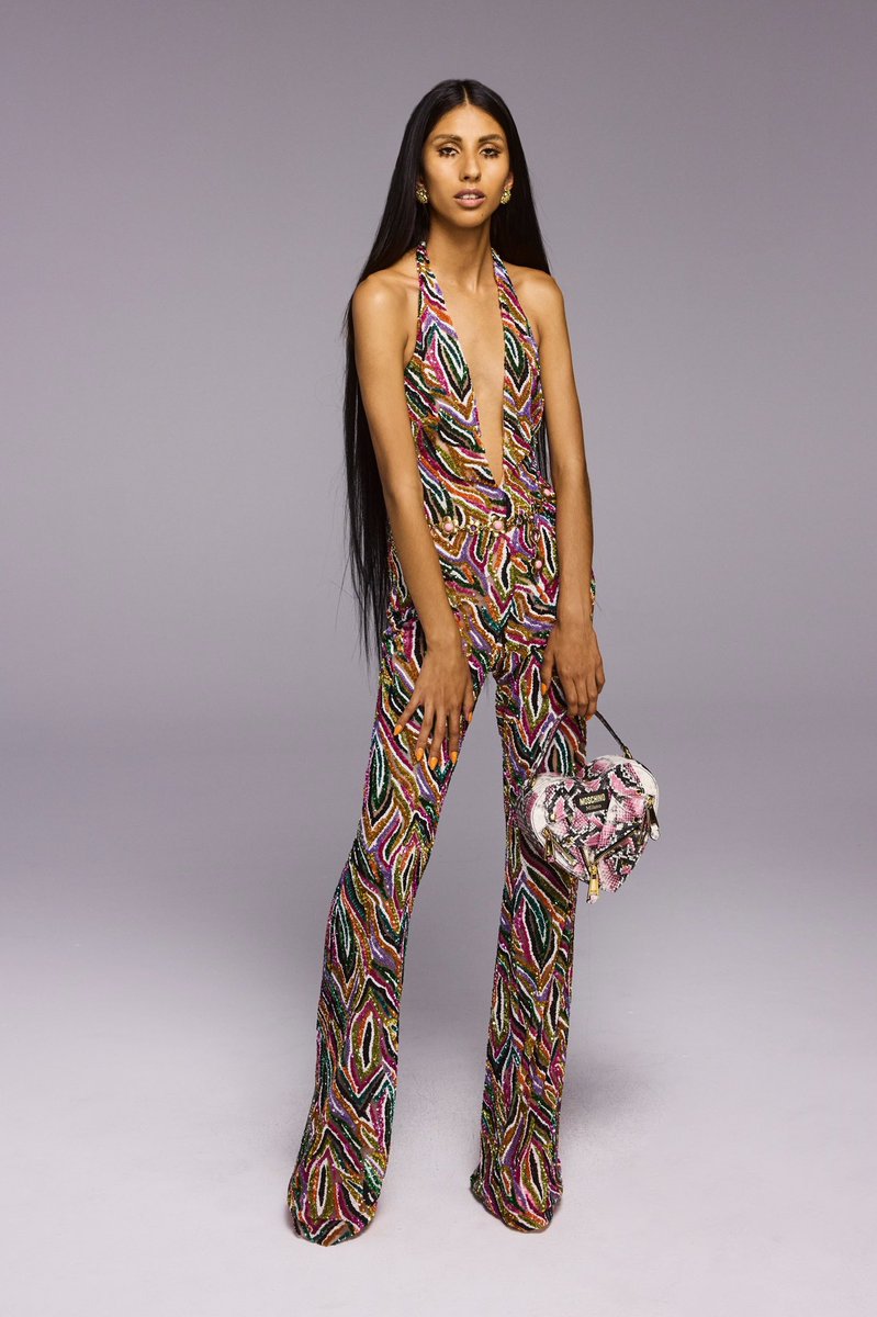 saintdoII's tweet photo. moschino resort 2023 collection inspired by diana ross and cher’s styles in the 70s ୨♡୧ https://t.co/5DP3JttfBu