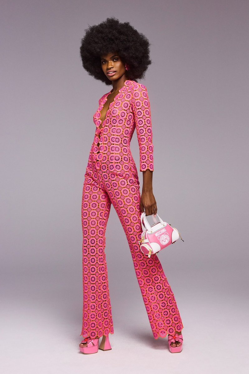 saintdoII's tweet photo. moschino resort 2023 collection inspired by diana ross and cher’s styles in the 70s ୨♡୧ https://t.co/5DP3JttfBu