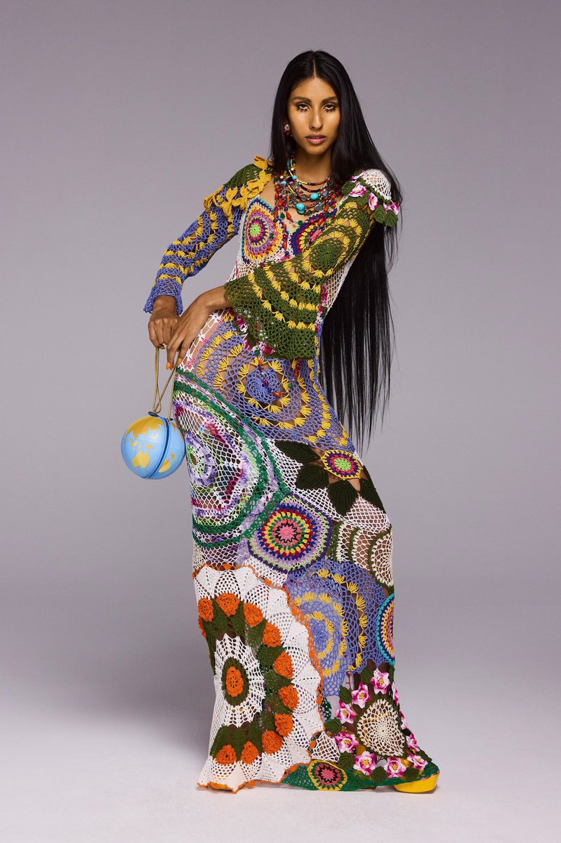 saintdoII's tweet photo. moschino resort 2023 collection inspired by diana ross and cher’s styles in the 70s ୨♡୧ https://t.co/5DP3JttfBu