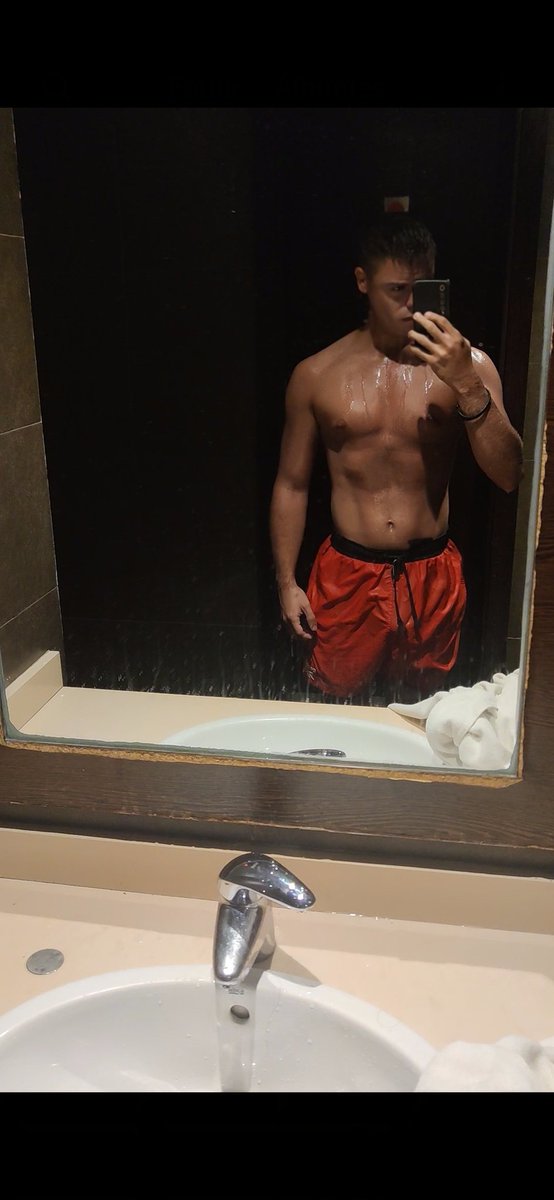 twk_vix's tweet photo. Quién me acompaña a la ducha? 😳 https://t.co/y4XhCRMPbw