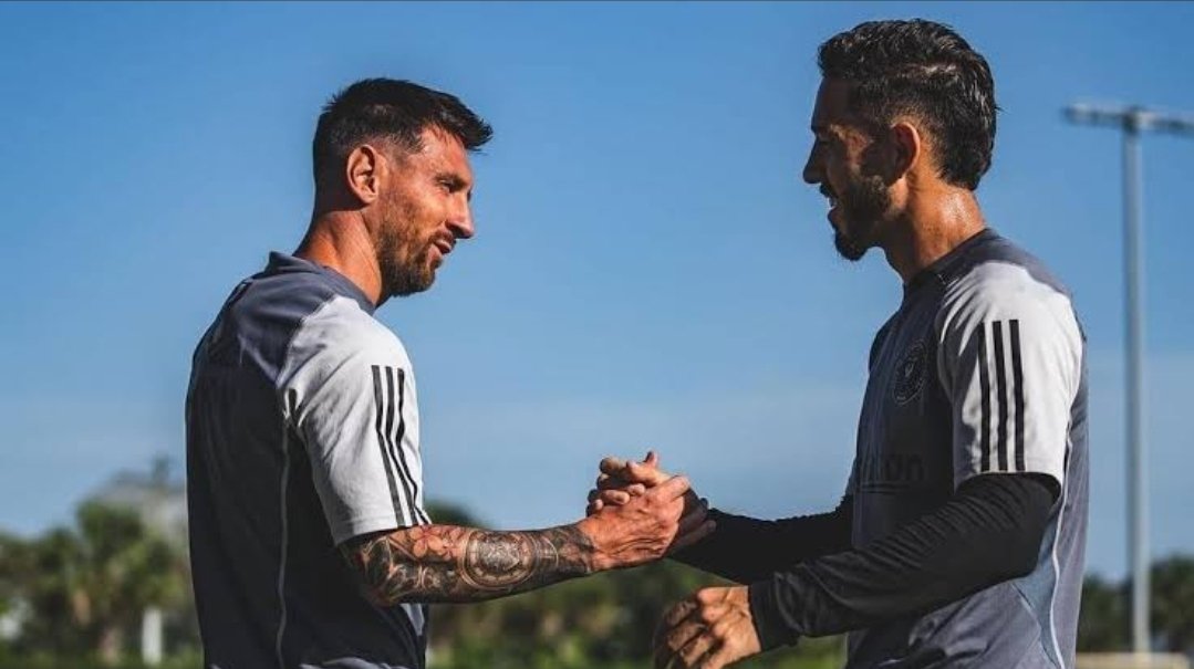 NaRiscaPodcast's tweet photo. O dia de hoje será histórico, um dos maiores atletas da história de um dos maiores clubes da história entrará em campo por um novo campeonato em sua carreira!

Boa sorte, Jean Mota! 🐐

Humilde, Jean já vai se entrosando com os novatos do clube, como mostra a foto. https://t.co/YdTRpIE7Nj