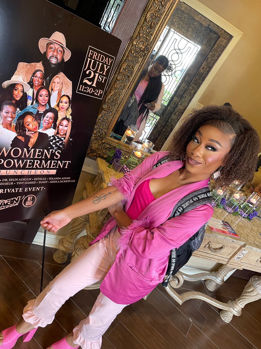 KlarcNaomiMusic's tweet photo. Thank you to @TRAEABN  for having me today at the Women's Empowerment Luncheon!!! I had a fabulous time performing!🎻🩷 #TraeDay #HoustonTexas #TraeDayWeekend https://t.co/szok6HETyu