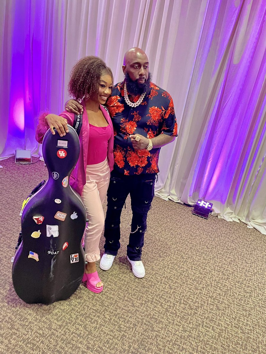 KlarcNaomiMusic's tweet photo. Thank you to @TRAEABN  for having me today at the Women's Empowerment Luncheon!!! I had a fabulous time performing!🎻🩷 #TraeDay #HoustonTexas #TraeDayWeekend https://t.co/szok6HETyu