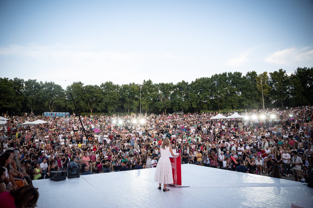 sumar's tweet photo. El domingo, regalémosle a nuestras personas queridas un país mejor y más libre.  

Con todas vosotras, si salimos a votar: lo conseguiremos.  

Este #23J #EsPorTi #VotaSumar23J https://t.co/Nh9Zg6sxjh