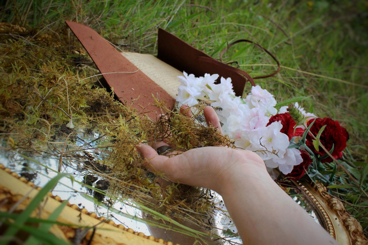 AnEmoCosplayer's tweet photo. “Honey, you’re familiar like my mirror years ago” / “No grave can hold my body down, I’ll crawl home to her”
P1 of my @Hozier-inspired photography
I find the naturalism in his work so beautiful, and the imagery of “[crawling]” brings the speaker so much closer to the earth ❤️ https://t.co/r36SEmKzfU