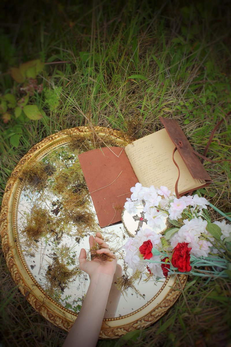 AnEmoCosplayer's tweet photo. “Honey, you’re familiar like my mirror years ago” / “No grave can hold my body down, I’ll crawl home to her”
P1 of my @Hozier-inspired photography
I find the naturalism in his work so beautiful, and the imagery of “[crawling]” brings the speaker so much closer to the earth ❤️ https://t.co/r36SEmKzfU