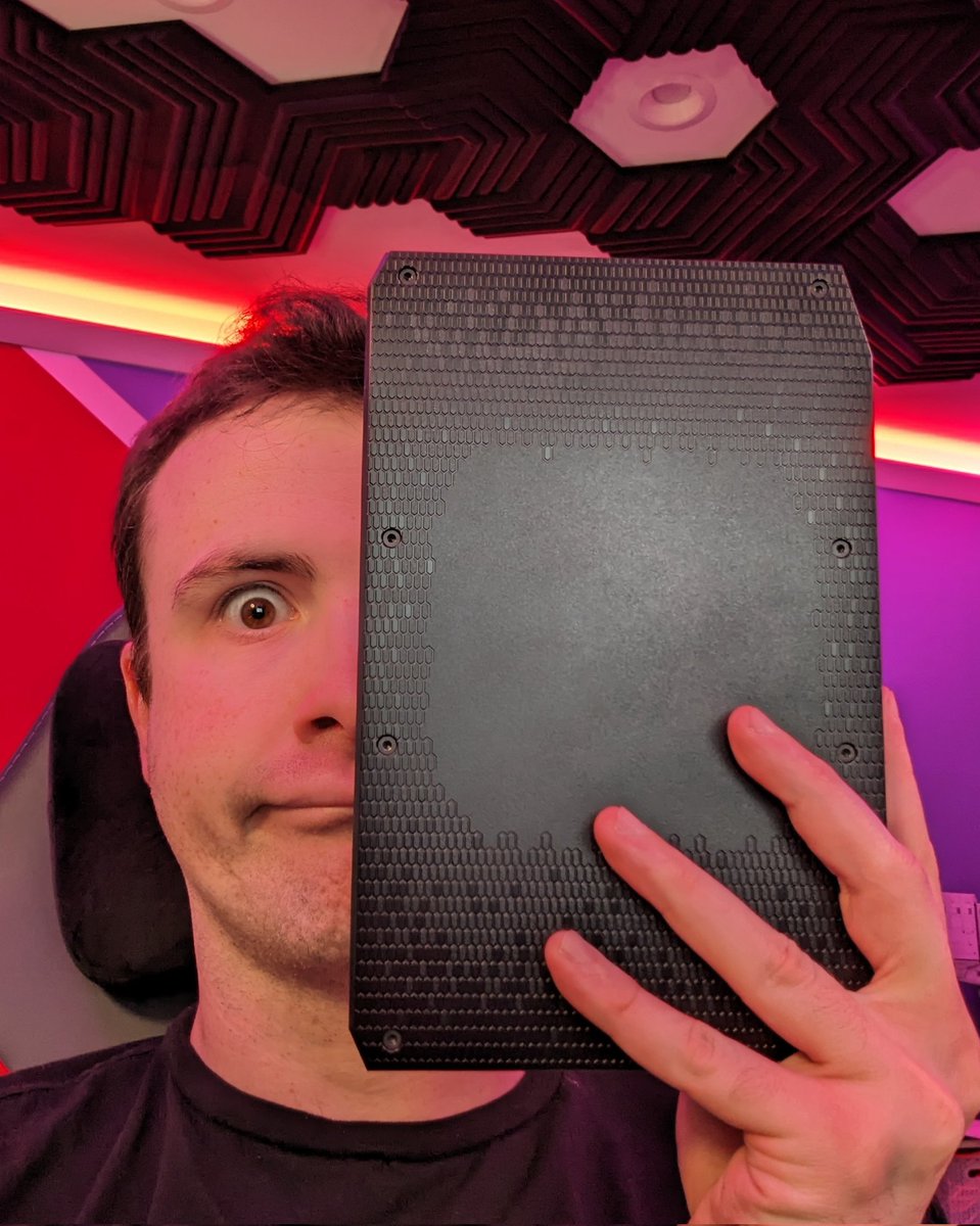 DrLupo's tweet image. So @intelgaming sent me one of their small form factor PCs and they are insanely small and still super powerful.
 
Good news is these bad boys are on sale so you can grab one for yourself! 

Check it out here: intel.ly/46er5WA 
 
#intelambassador #intelgamingalliance