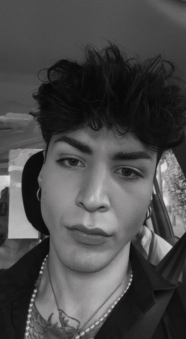 1 pic. wondering if my face matches my dick https://t.co/tZIfhKmX4U