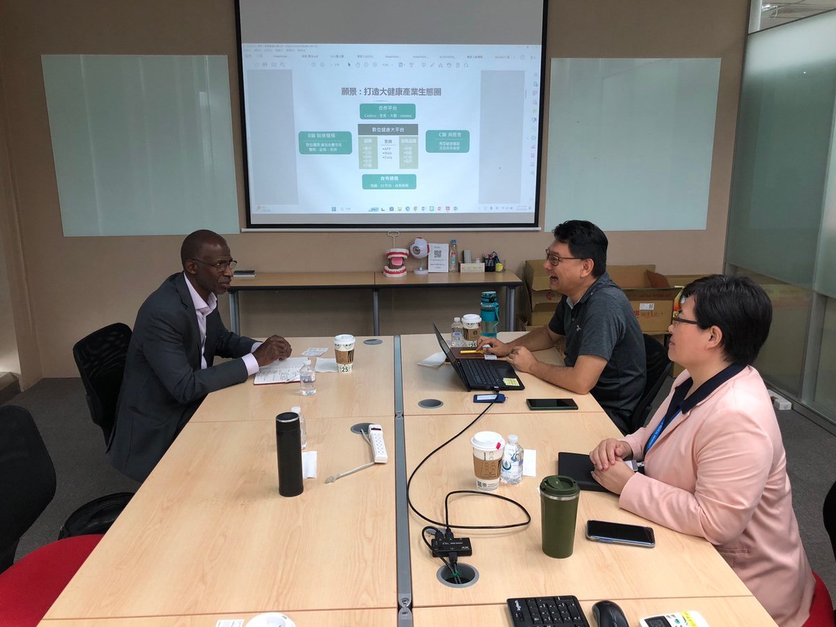 Dean Williamson engaged with brilliant minds in management & healthcare at @TaipeiMedicalU during his #TaiwanVisit! 🇹🇼 We look forward to future partnerships & initiatives to foster #globalengagement. 🤝💼 #UCIMerage #MerageAbroad #AcademicExcellence #CollaborationOpportunities