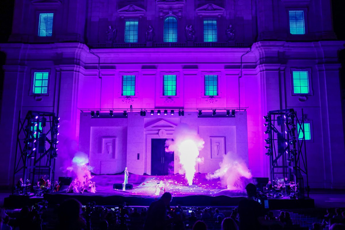 #Jedermann - vieles neu dieses Jahr bei den #Festpiel | en <a href="/SbgFestival/">Salzburg Festival</a> | Die Tischgesellschaft ohne Tisch, die Buhlschaft ohne Kleid, dafür mit Schlaghosen, die #Klima | Aktivistinnen, schon in Nebenrollen. Nur beim #Teufel wie immer: es stinkt und kracht!