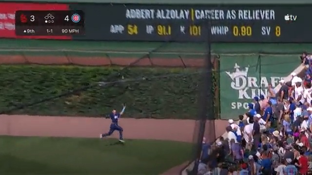 RT @Cubs: Seiya with the snag of the game! https://t.co/JUXtmTGmUZ