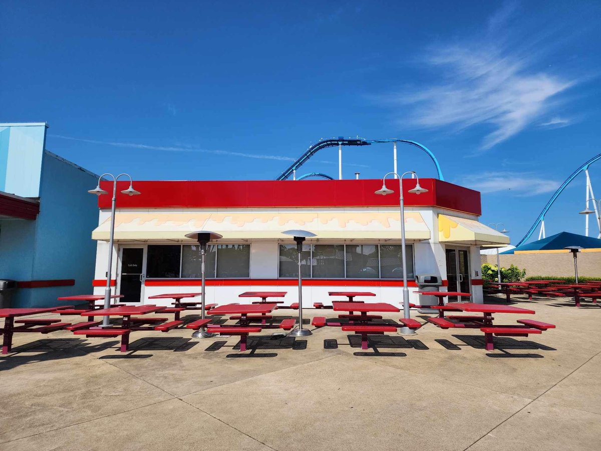 FUNFoodBlog's tweet image. Mac Shack no more. Exterior signage now gone. #CedarPoint