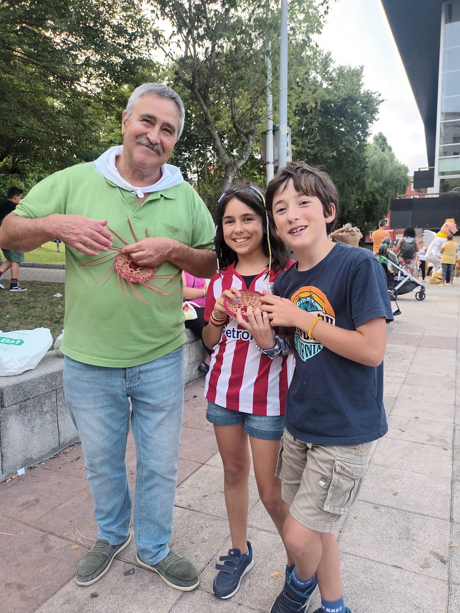 parkinglapaz's tweet photo. Karmenak 2023:La Plataforma de Pensionistas de #Barakaldo ha finalizado hoy sus actividades durante las fiestas,hoy con talleres de cestería y plantas. La interacción a través de estas actividades entre mayores y pequeños, enriquece la convivencia y refuerza la esperanza futura. https://t.co/nxPLtCa6SL
