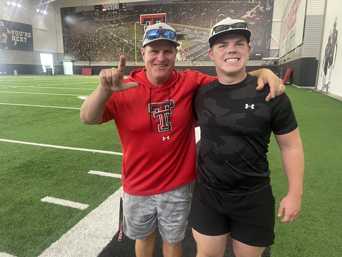 33CadenTucker's tweet photo. Thanks you @tory_stephens for giving me the tour and discussing the steps to be a part of your strength and conditioning program. https://t.co/1jeFfhPTPP
