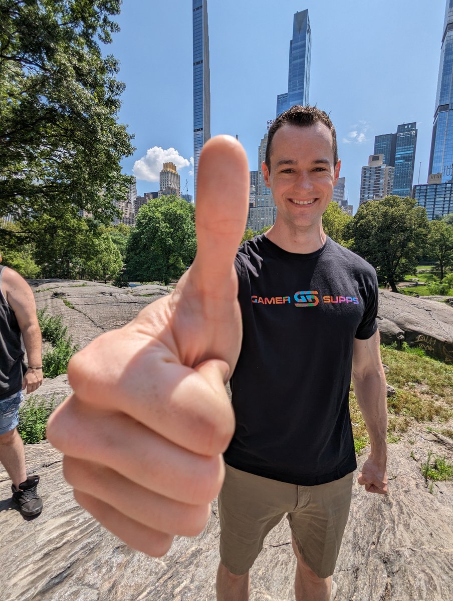 DARUSSIANBADGER's tweet photo. movie critic mfs be like big thumbs up https://t.co/tuvpuQM0Tz