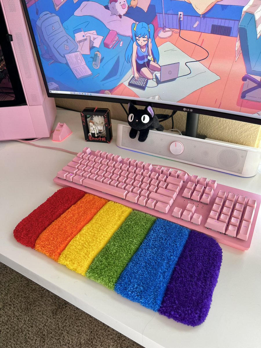 fuzzyfloors's tweet photo. Rainbow Keyboard Rug 🌈

🚨 SOLD 🚨
📏 14 in. x 6 in. 

.
.
.
.
.
.
.
.

#tuftedrug #customrug #rugtufting #tufted #tufting #custom #tufttheworld #tuftinggun #rug #homedecor #decor #handmade #rainbow #colorful #pride #keyboard #wristrest #gaming #gamer #setup #gamingsetup https://t.co/cexgtmncGb