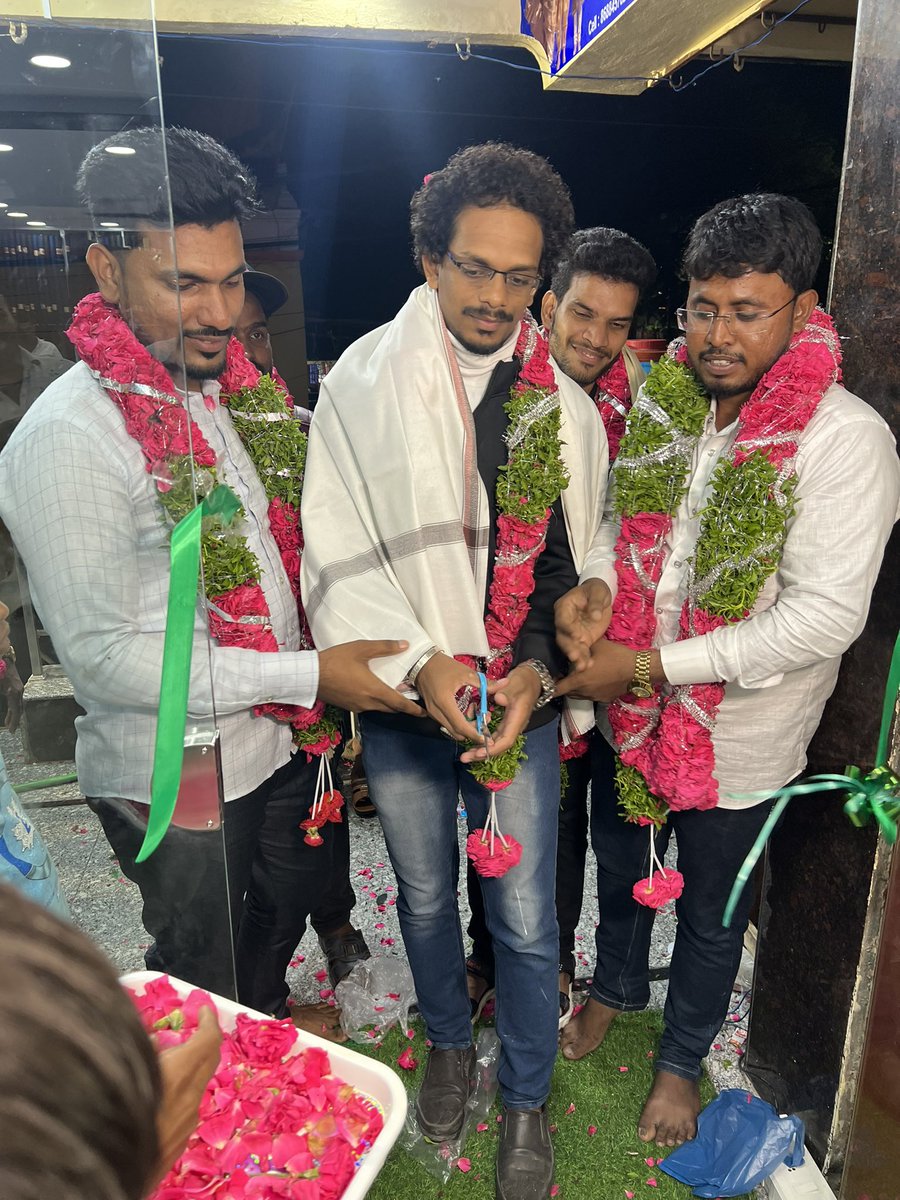 Adv_qurramali's tweet photo. "π Witnessed an incredible moment at Attapur! Qurram Ali graced the grand ribbon-cutting and open ceremony of Friends Collection. Congratulations to Shaik Mohd and Shaik Azhar on this fantastic venture! π #Attapur #FriendsCollection #QurramAli" #brs #brsv #qurramali https://t.co/wDO5CK7W0Q