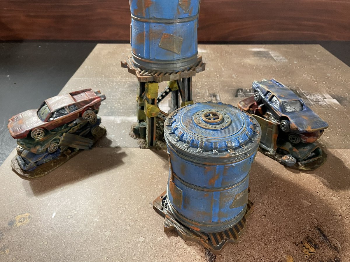 Collection of recent terrain pieces from my #painttable - good for a #WH40K scrapyard table or a game of #Gaslands in a pinch!