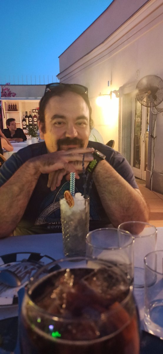 Una velada estupenda con música en directo en <a href="/PuertalsolMad/">Restaurante Terraza Puertalsol</a> 
No entiendo porque este sitio no está petado de reservas siempre, así que lo comparto con los cuatro gatos que me siguen 😅
Buenismo y genial equilibrio calidad-precio (pijo pero no prohibitivo ni estirado 😉)