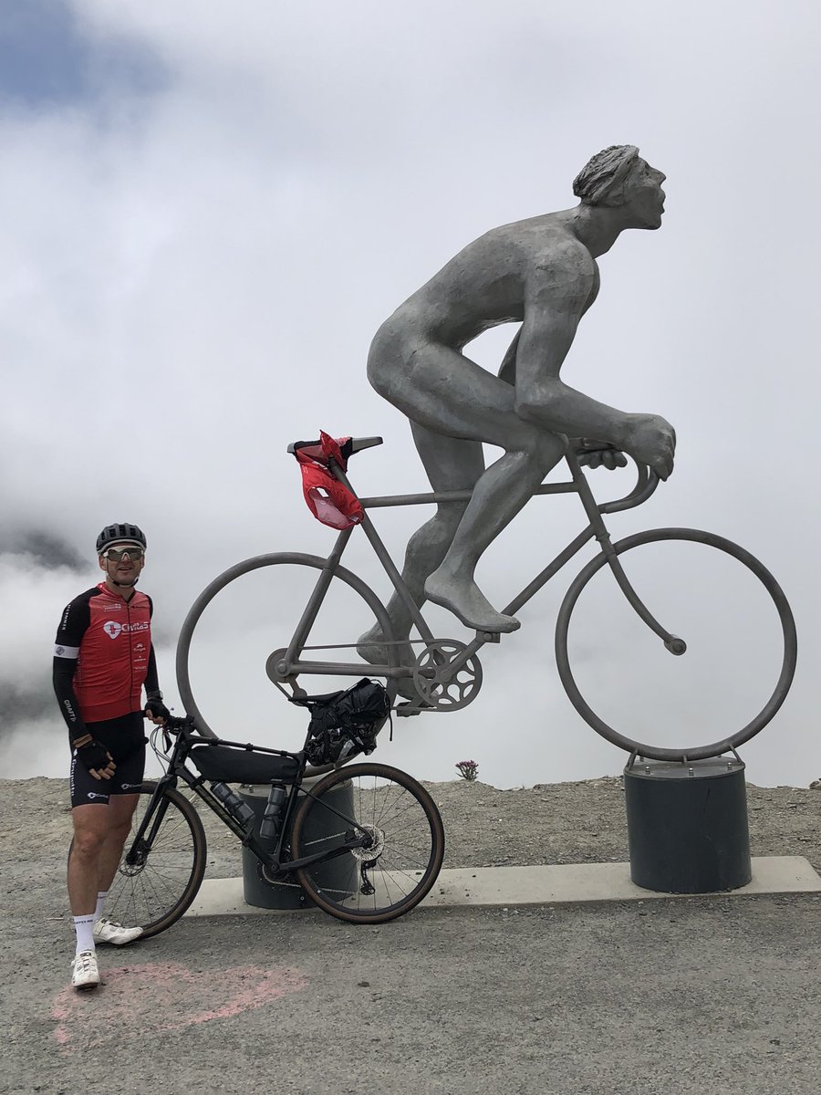 JohanHertong's tweet photo. Ruim over de helft en vandaag aangekomen in Lourdes. Na enkele wielerhoogmissen van de Pyreneeën ook bijzonder om dit mee te maken #wielerhistorie #processie #herinneringen #morgenaubisque https://t.co/5AsGPEtyfL