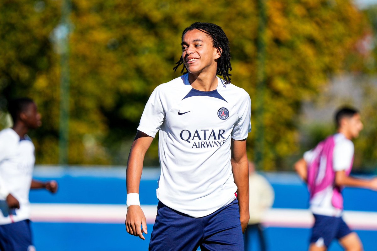 ImmigreParisien's tweet photo. Ethan Mbappé qui met un triplé contre Al Nassr et qui sort une banderole « c’est moi le vrai Mbappé, dégage Kylian » j’y pense 😂😂😂 https://t.co/R1qvwRkT0B