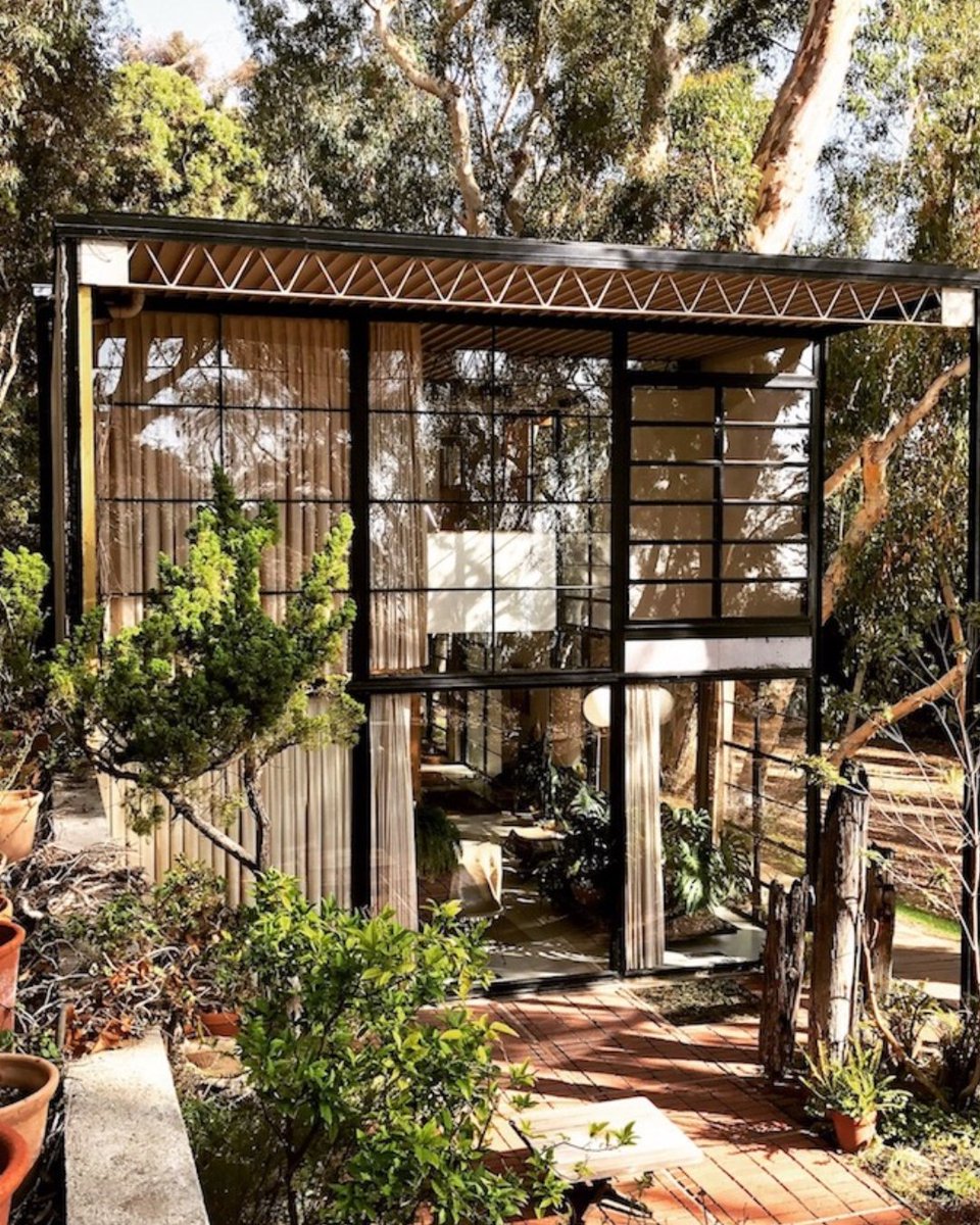 cadworkdesigns's tweet image. The structure of the Eames House was installed in just 90 hours, using steel framing and composite materials, as well as a small concrete retaining wall.