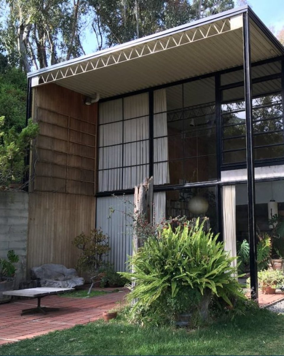 cadworkdesigns's tweet image. The structure of the Eames House was installed in just 90 hours, using steel framing and composite materials, as well as a small concrete retaining wall.