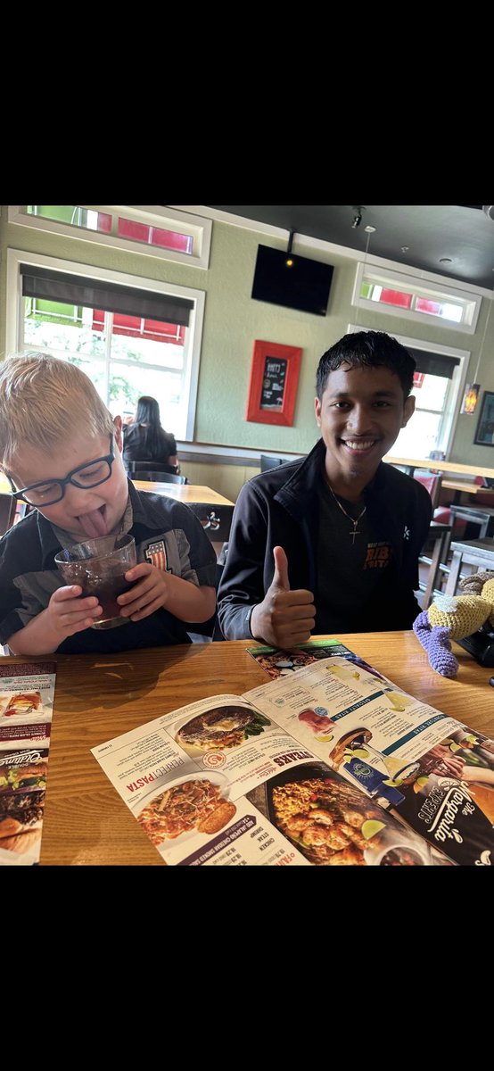 chilis01386's tweet photo. Enjoying the day with some regulars and doing the best BDay song around. Fun fact-Dons been to the very first Chilis in Dallas on north Greenville ave! He enjoyed sundays eating his favorite discontinued items the grilled tuna sandwich on wheat, and our chili tacos!
#ChilisLove https://t.co/AmGK9VPjXs
