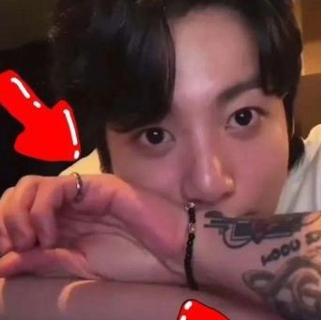 ShortsTaebunn's tweet photo. Jk was wearing wooga ring and couple bracelet which V is wearing to in his recent Vlive when he was working out at the gym🥺😭
#taekook #vkook #kookv #taehyung #jungkook #뷔 #정국 #태국 #뷔국 #국뷔 #taebunnshorts #ᴋɪᴍᴛᴀᴇʜʏᴜɴɢ #ʙᴛsᴠ #ᴊᴜɴɢᴋᴏᴏᴋ #jk #btsfanart #btsvide https://t.co/Kbi9cBi4x7